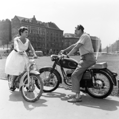 Magyarország, Budapest VIII., Baross tér, a háttérben középen a Fiumei (Mező Imre) út torkolata, jobbra a Rákóczi út., 1967, FŐFOTÓ, Budapest, Danuvia 125, lányok-járművek, Fortepan #209151