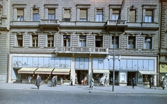 Magyarország, Budapest VI., Teréz körút 19. (Lenin körút 73.) számú ház., 1962, FŐFOTÓ, kirakat, neonreklám, üzletportál, Budapest, színes, hentesüzlet, szőnyegbolt, Fortepan #209191