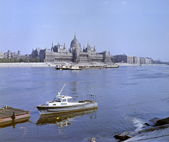 Magyarország, Budapest II.,Budapest V., a budai alsó rakpart a Bem József térnél, szemben a Parlament., 1962, FŐFOTÓ, hajó, színes, uszály, motorcsónak, országház, Budapest, Navigátor II. hajó, Fortepan #209197