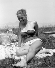 Magyarország,Balaton, Fonyód, a felvétel Fonyódligeten készült., 1957, Fortepan, portré, strand, fürdőruha, napsütés, mosoly, nyár, strandtáska, vízpart, hölgy, Fortepan #2092