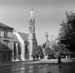 Magyarország, Sopron, Fő (Beloiannisz) tér, Szentháromság-szobor, szemben a bencés (Kecske) templom., 1962, FŐFOTÓ, Fortepan #209203