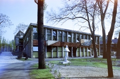 Magyarország, Budapest VII., Városligeti (Gorkij) fasor 39-41., SZOT óvoda (később Magonc Óvoda). Előtérben Martsa István 1961-ben felállított Gondozónő gyerekkel című szobra., 1962, FŐFOTÓ, Budapest, Fortepan #209231