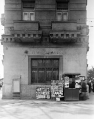 Magyarország, Budapest XI., Bartók Béla út 51-es számú ház, jobbra a Villányi út., 1962, FŐFOTÓ, újságárus, Budapest, Fortepan #209265