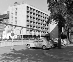 Magyarország, Budapest V., Petőfi tér, szemben a Régi posta utca 2-es számú ház, balra a Dunakert., 1962, FŐFOTÓ, Budapest, Alfa Romeo Giulia, Peugeot 203, Fortepan #209277