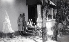 Hungary, Pócsmegyer, Surány, a felvétel egy nyaraló tornácának lépcsőjénél készült., 1938, Balogh Jánosné dr. Horváth Terézia, deck chair, bathrobe, porch, striped dress, Fortepan #209328