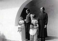 Hungary, Pócsmegyer, Surány, Alsó-telep. A felvétel a család a lakóházának tornácán készült., 1938, Balogh Jánosné dr. Horváth Terézia, bouquet, Fortepan #209333