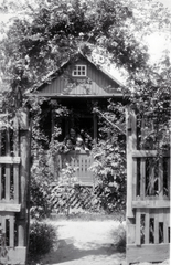 Hungary, Pócsmegyer, Surány, Duna-parti nyaraló., 1938, Balogh Jánosné dr. Horváth Terézia, fence, wooden cottage, Fortepan #209339