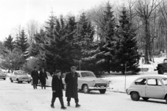 Magyarország, Galyatető, Mátraszentimre, a felvétel a Nagyszálló előtt készült., 1958, Jezsuita Levéltár, Kiss Ulrich SJ, automobil, kabát, hó, fenyőfa, séta, GAZ M21 Volga, Fortepan #209385