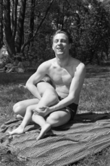 Germany, Berlin, Nyugat-Berlin, Wannsee., 1952, Jezsuita Levéltár, sunbathe, fatherhood, Fortepan #209417