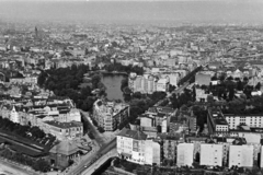 Németország, Berlin, Nyugat-Berlin, kilátás a Funkturm-ból: előtérben a Bahnhof Witzleben (később Bahnhof Berlin Messe Nord/ICC), középen a Lietzensee, átlósan a Neue Kantstrasse., 1950, Jezsuita Levéltár, Kiss Ulrich SJ, látkép, madártávlat, Nyugat-Berlin, Fortepan #209433