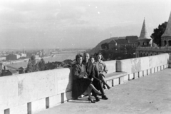 Magyarország, budai Vár,Halászbástya, Budapest I., kilátás a Szabadság híd és a Gellért-hegy felé. Balra a Széchenyi Lánchíd és a lerombolt Erzsébet híd pesti hídfője., 1959, Jezsuita Levéltár, Kiss Ulrich SJ, Budapest, Fortepan #209488