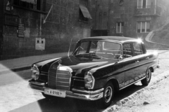 Magyarország, Budapest II., Ezredes utca a Forint utca felé nézve., 1962, Jezsuita Levéltár, Kiss Ulrich SJ, Mercedes-márka, rendszám, Mercedes W111, Budapest, cipész, Fortepan #209506