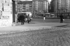 Magyarország, Budapest II., Dékán utca - Széll Kálmán (Moszkva) tér sarok, háttérben a Vérmező út épületei., 1962, Jezsuita Levéltár, Kiss Ulrich SJ, autóbusz, villamos, Budapest, hentesüzlet, szemetes, hirdető tábla, fotószaküzlet, zippzár, Fortepan #209508