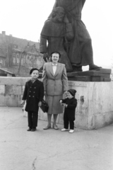 Hungary, Halászbástya, Budapest I., Julianus és Gellért barát szobra (Antal Károly, 1937.)., 1952, Jezsuita Levéltár, Budapest, kids, mother, sculpture, costume, Fortepan #209578