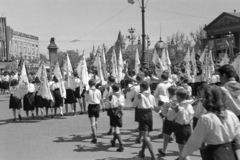 Magyarország, Budapest XIV., Hősök tere, május 1-i felvonulás. Balra a dísztribün, jobbra a Műcsarnok. Háttérben a Vajdahunyad vára., 1951, Jezsuita Levéltár, Kiss Ulrich SJ, Budapest, úttörő, fúvószenekar, Fortepan #209601