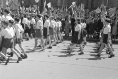 Magyarország, Budapest VI.,Budapest XIV., az Andrássy (Sztálin) út torkolata a Hősök terénél, május 1-i felvonulás., 1951, Jezsuita Levéltár, Kiss Ulrich SJ, Budapest, úttörő, közönség, zászló, felvonulás, Fortepan #209606