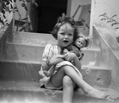 Hungary, Budapest III., Kolostor út 22., 1946, Hegedűs Judit, toy doll, sunshine, girl, stairs, deck chair, barefoot, Budapest, leg over leg, sitting on stairs, Fortepan #20963