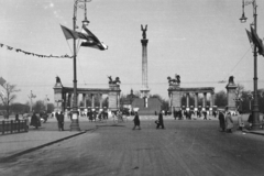 Magyarország, Budapest VI.,Budapest XIV., az Andrássy (Sztálin) út torkolata a Hősök terénél. Szemben a Millenniumi emlékmű., 1951, Jezsuita Levéltár, Kiss Ulrich SJ, Budapest, emlékmű, Fortepan #209673