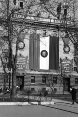 Magyarország, Budapest V., Szabadság tér, a felvétel a Magyar Nemzeti Bank előtt készült., 1951, Jezsuita Levéltár, Kiss Ulrich SJ, Budapest, középület, politikai dekoráció, bank, Fortepan #209677