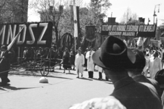 Magyarország, Budapest VI., az Andrássy (Sztálin) út a Hősök tere felől, május 1-i felvonulás., 1951, Jezsuita Levéltár, Kiss Ulrich SJ, Budapest, címer, transzparens, zászló, pódiumautó, egészségügy, MNDSZ-szervezet, Fortepan #209682