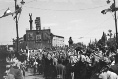 Magyarország, Budapest XIV., Hősök tere, május 1-i felvonulás. Balra a dísztribün, jobbra a háttérben a Vajdahunyad vára., 1951, Jezsuita Levéltár, Kiss Ulrich SJ, Budapest, Lenin-ábrázolás, Rákosi Mátyás-ábrázolás, Sztálin ábrázolás, Fortepan #209686