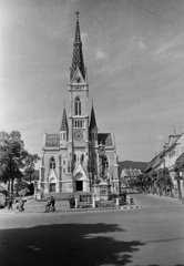 Magyarország, Kőszeg, Fő (Köztársaság) tér, a Jézus Szíve-templom és előtte a Szentháromság-szobor., 1972, Belházy Miklós, kerékpár, Fortepan #209921