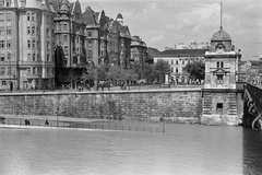 Magyarország, Budapest V., Szabadság híd pesti hídfője, szemben a Fővám (Dimitrov) tér lakóházai., 1966, Belházy Miklós, árvíz, rakpart, Duna, Budapest, Fortepan #209941