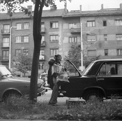 Magyarország, Budapest XIV., Róna (Lumumba) utca 162-170. házsor előtt, Delhusa Gjon előadóművész., 1973, Fortepan, automobil, Budapest, Fortepan #20998