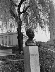 Magyarország, Budapest XI., park a Feneketlen-tó mellett, Bartók Béla szobra (Vigh Tamás, 1961.). Háttérben a József Attila (később Budai Ciszterci Szent Imre) Gimnázium és a Szent Imre-templom., 1963, Belházy Miklós, Budapest, Fortepan #209980