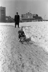 Magyarország, Budapest XI., szánkópálya a a Bartók Színpad (később Budai Parkszínpad) és a Feneketlen-tó között., 1960, Belházy Miklós, Budapest, apa, gyerek, Fortepan #209983