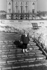 Magyarország, Budapest XI., park a Feneketlen-tó mellett, háttérben a Villányi útnál a Szent Imre-templom., 1960, Belházy Miklós, Budapest, lépcső, kislány, kesztyű, csizma, télikabát, sapka, Fortepan #209984