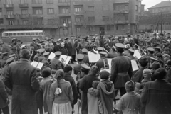 Magyarország, Budapest XI., Edömér utca a Bartók Színpad (később Budai Parkszínpad) előtt, jobbra a háttérben a Tas vezér utca sarkán a Tűzoltóparancsnokság épülete., 1960, Belházy Miklós, Budapest, fúvószenekar, közönség, tányérsapka, háttal, Fortepan #209989