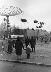 Magyarország, Budapest XI., Tas vezér utca, háttérben a Diószegi út Zsombolyai utca - Vincellér utca - Dávid Ferenc utca közötti házsora látszik., 1960, Belházy Miklós, körhinta, Budapest, Fortepan #209991