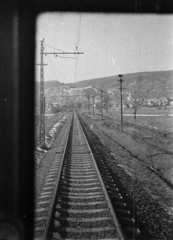 Magyarország, Budaörs, a Budapest-Törökbálint között közlekedő HÉV vonala, szemben a Templom téri Nepomuki Szent János-templom., 1960, Belházy Miklós, sínpálya, Fortepan #210002