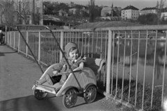 Magyarország, Budapest XI., Feneketlen-tó a Villányi út és a Molnár C. Pál (Balogh) lejtő felé nézve., 1963, Belházy Miklós, Budapest, babakocsi, Fortepan #210035