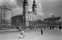 Magyarország, Budapest XI., játszótér a Feneketlen-tó melletti parkban, a Tas vezér utca és Villányi út sarkán. Balra a József Attila (később Budai Ciszterci Szent Imre) Gimnázium, középen a Szent Imre-templom., 1962, Belházy Miklós, Budapest, Fortepan #210054