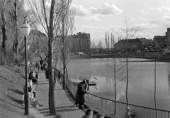 Magyarország, Budapest XI., Feneketlen-tó, háttérben a Kosztolányi Dezső tér épületei., 1962, Belházy Miklós, Budapest, Fortepan #210055