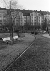 Magyarország, Budapest XI., park a Feneketlen-tó mellett, háttérben a Bartók Béla út házai., 1965, Belházy Miklós, Budapest, park, pad, Fortepan #210082