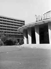 Magyarország, Budapest XI., Budai Parkszínpad a Feneketlen-tó mellett, háttérben a Sport (később Flamenco) szálló., 1966, Belházy Miklós, Budapest, modern építészet, Fortepan #210089