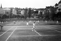 Magyarország, Budapest XI., az MTK teniszpályái a Feneketlen-tó mellett a Villányi út közelében, jobbra a Fadrusz utca., 1970, Belházy Miklós, tenisz, teniszpálya, teniszütő, Budapest, Fortepan #210101