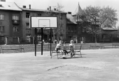 Magyarország, Budapest XI., Rátz László (Latinka Sándor) utca, szemben a 37-es és 35-ös számú ház., 1965, Belházy Miklós, Budapest, bámészkodás, pad, kosárlabda palánk, Fortepan #210108