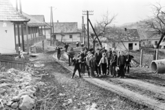 Magyarország, Hollókő, Kossuth utca, háttérben a Szent Márton-templom tornya., 1968, Belházy Miklós, Fortepan #210109