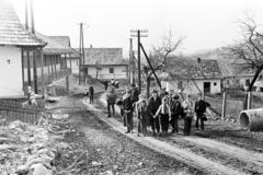 Magyarország, Hollókő, Kossuth utca, háttérben a Szent Márton-templom tornya., 1968, Belházy Miklós, Fortepan #210110