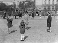 Magyarország, Budapest XI., játszótér a Feneketlen-tónál, háttérben a Villányi út, balra a Kertészeti Egyetem épülete, jobbra a József Attila (később Budai Ciszterci Szent Imre) Gimnázium., 1967, Belházy Miklós, Budapest, Fortepan #210139