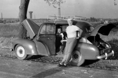 Magyarország, Budapest XXII., Dűlő utca, háttérben a Metallochemia gyártelepe a Bányalég utca - Harangozó utca határolta területen., 1963, Belházy Miklós, Budapest, lányok-járművek, Vauxhall-márka, Vauxhall Velox, Fortepan #210149