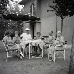 Magyarország,Balaton, Siófok, Szabadifürdő (ekkor Balatonszabadi település része)., 1938, Belházy Miklós, kakukktojás, csoportkép, képarány: négyzetes, pizsama, zokni-szandál, napernyő, kerti bútor, Fortepan #210169