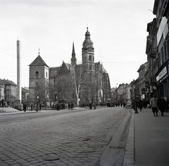 Szlovákia, Kassa, Fő tér (Hlavné namestie), szemben a Szent Erzsébet-főszékesegyház (Dóm), előtte az Orbán-torony és a csehszlovák köztársasági emlékoszlop., 1938, Belházy Miklós, Fortepan #210171