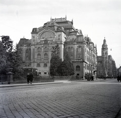 Szlovákia, Kassa, Fő tér (Hlavné namestie), Állami Színház, háttérben jobbra a Szent Erzsébet-főszékesegyház (Dóm)., 1938, Belházy Miklós, Fortepan #210177