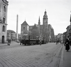 Szlovákia, Kassa, Fő tér (Hlavné namestie), balra az Állami Színház előtte a csehszlovák köztársasági emlékoszlop. Szemben a Szent Erzsébet-főszékesegyház (Dóm) és az Orbán-torony., 1938, Belházy Miklós, villamos, kerékpár, Fortepan #210179