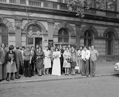 Magyarország, Budapest IX., Bakáts tér 14., 1979, Fortepan, esküvő, csoportkép, Skoda-márka, házszám, Budapest, Fortepan #21018